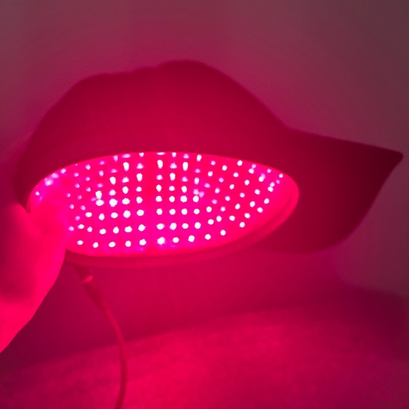 Black capillus LED cap with case - Picture 2 of 2